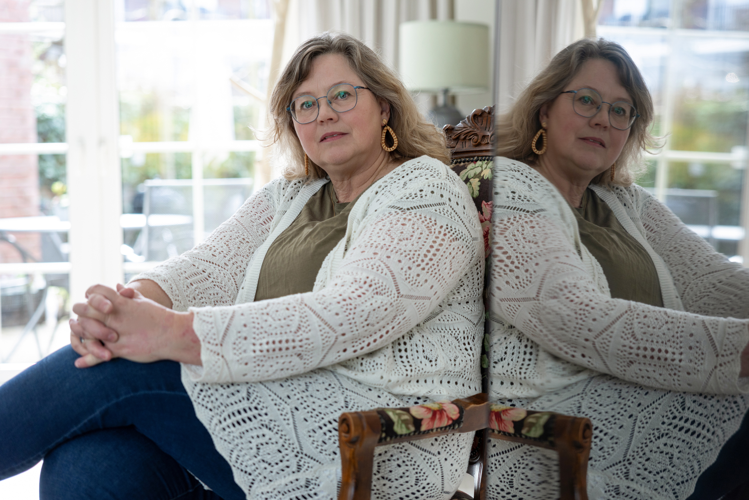 Daniëlle Bossewinkel, lichaamsgericht traumatherapeut in Harderwijk, in een moment van stilte en zelfonderzoek.