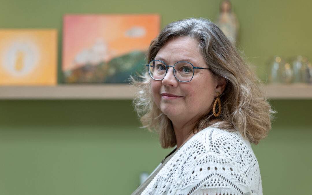 Danielle Bossewinkel in haar praktijk