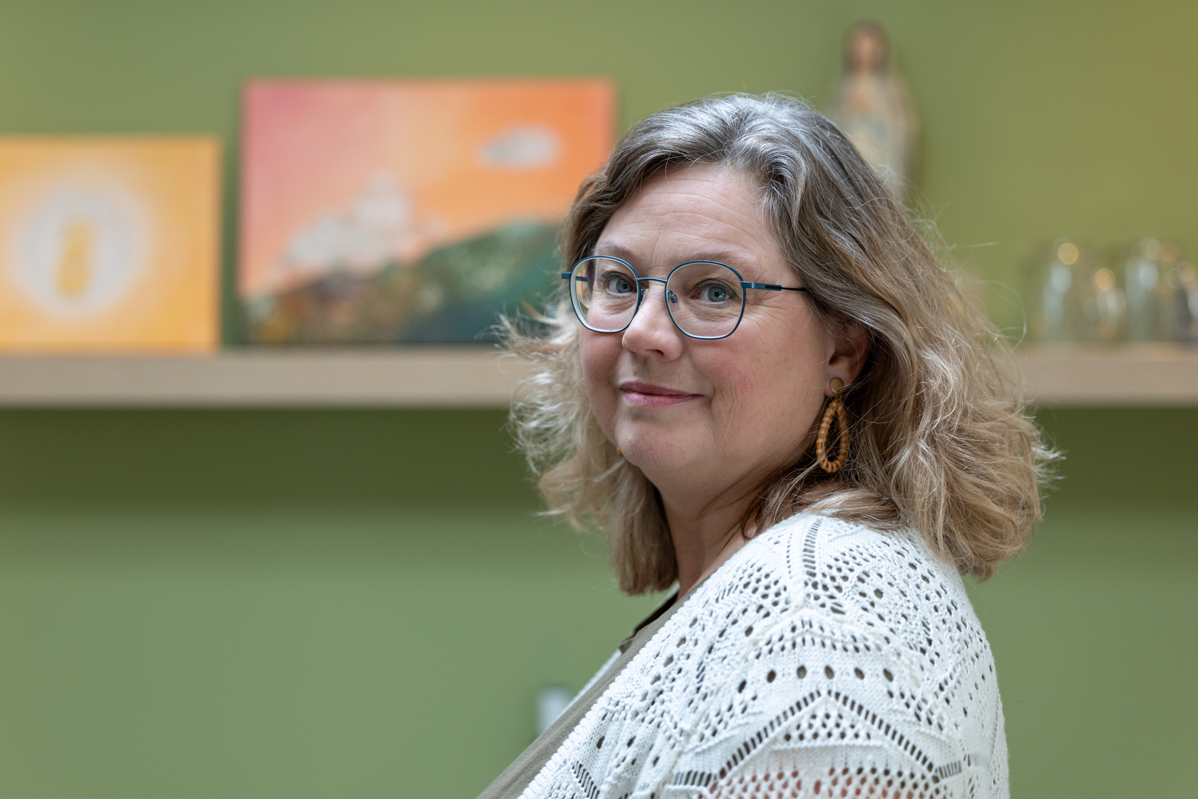 Daniëlle Bossewinkel, traumatherapeut in Harderwijk, in haar praktijkruimte.