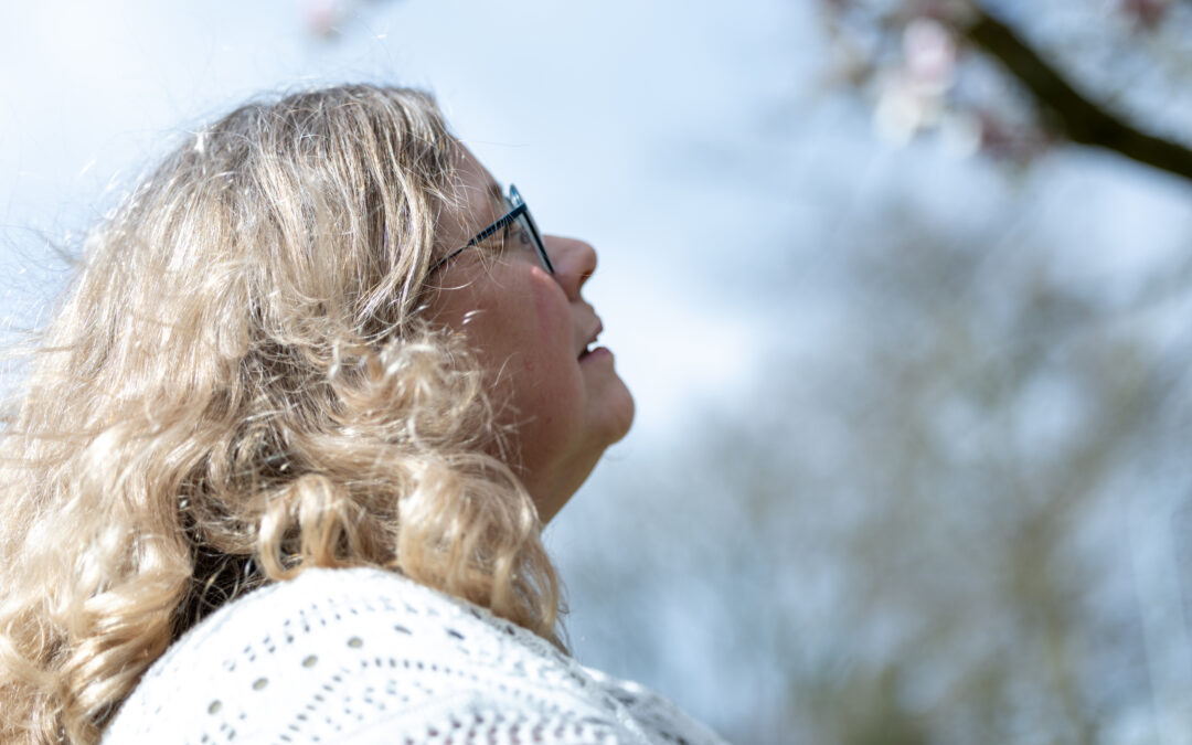 Danielle Bossewinkel kijkt naar een boom