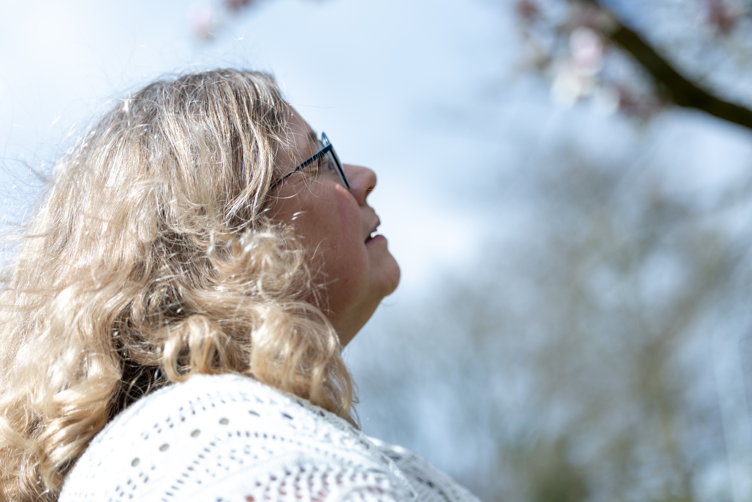 Danielle Bossewinkel kijkt naar een boom